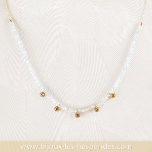 Collier Surfeur Lina blanc Plaqué Or 18 carats avec pierres naturelles véritables (cristal de roche) et pépites dorées