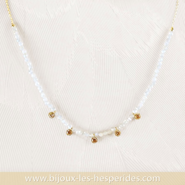 Collier Surfeur Lina blanc Plaqué Or 18 carats avec pierres naturelles véritables (cristal de roche) et pépites dorées