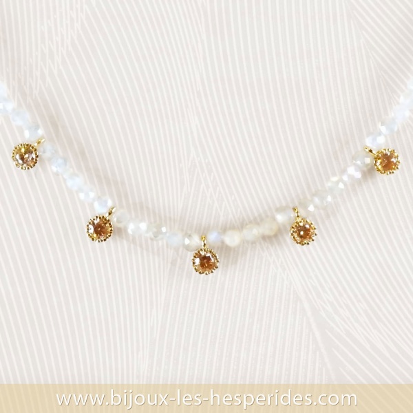 Collier Surfeur Lina blanc Plaqué Or 18 carats avec pierres naturelles véritables (cristal de roche) et pépites dorées