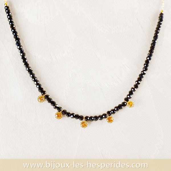 Collier Surfeur Lina noir Plaqué Or 18 carats avec pierres naturelles véritables (tourmaline noire) et pépites dorées
