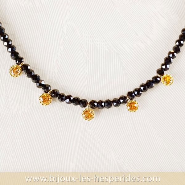 Collier Surfeur Lina noir Plaqué Or 18 carats avec pierres naturelles véritables (tourmaline noire) et pépites dorées